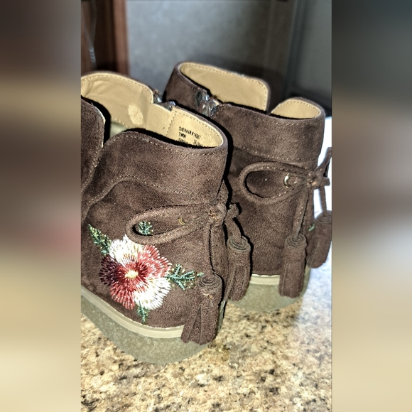 Ladies Comfort View Sienna 7WW Brown Faux Suede, Embroidered Ankle Boots - Picture 2 of 11